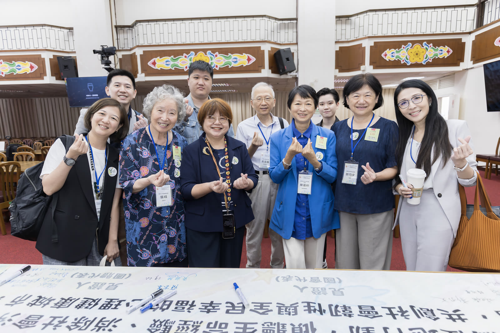 簽署宣言布條前，與會者面向鏡頭合影