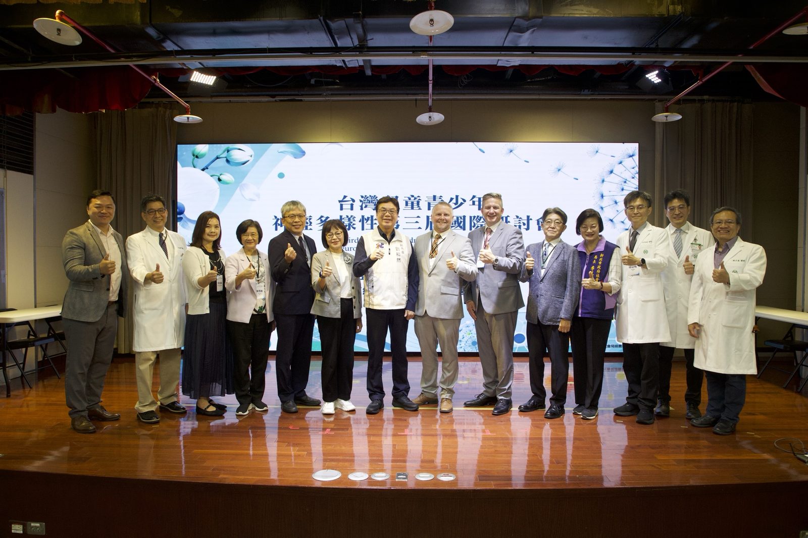 講者與貴賓台上合照