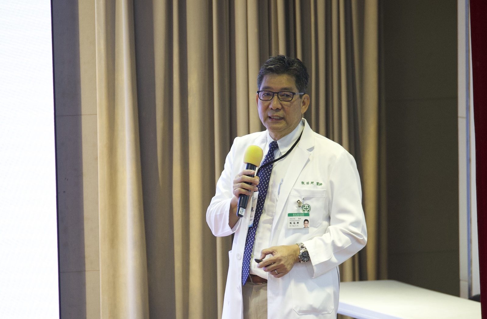 台灣青少年神經多樣性行動協會理事長甄瑞興持麥講述